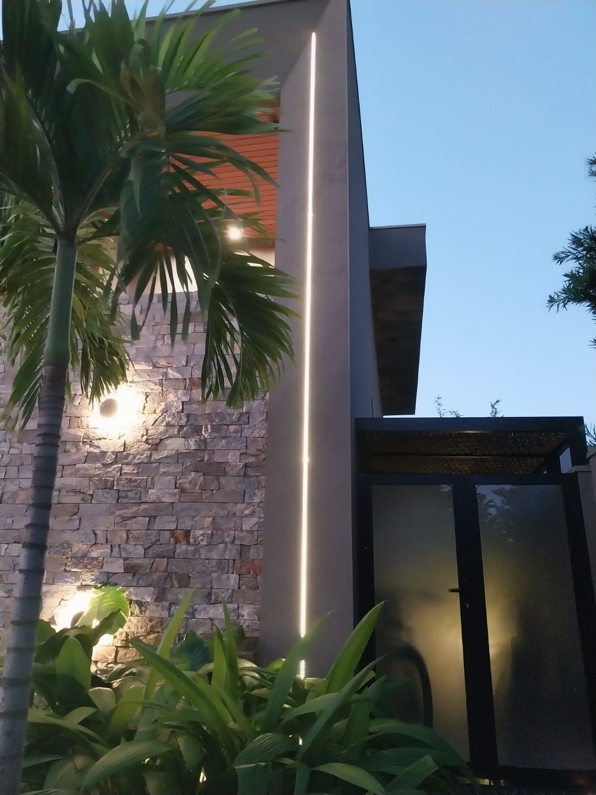 Projeto externo com iluminação embutida no piso